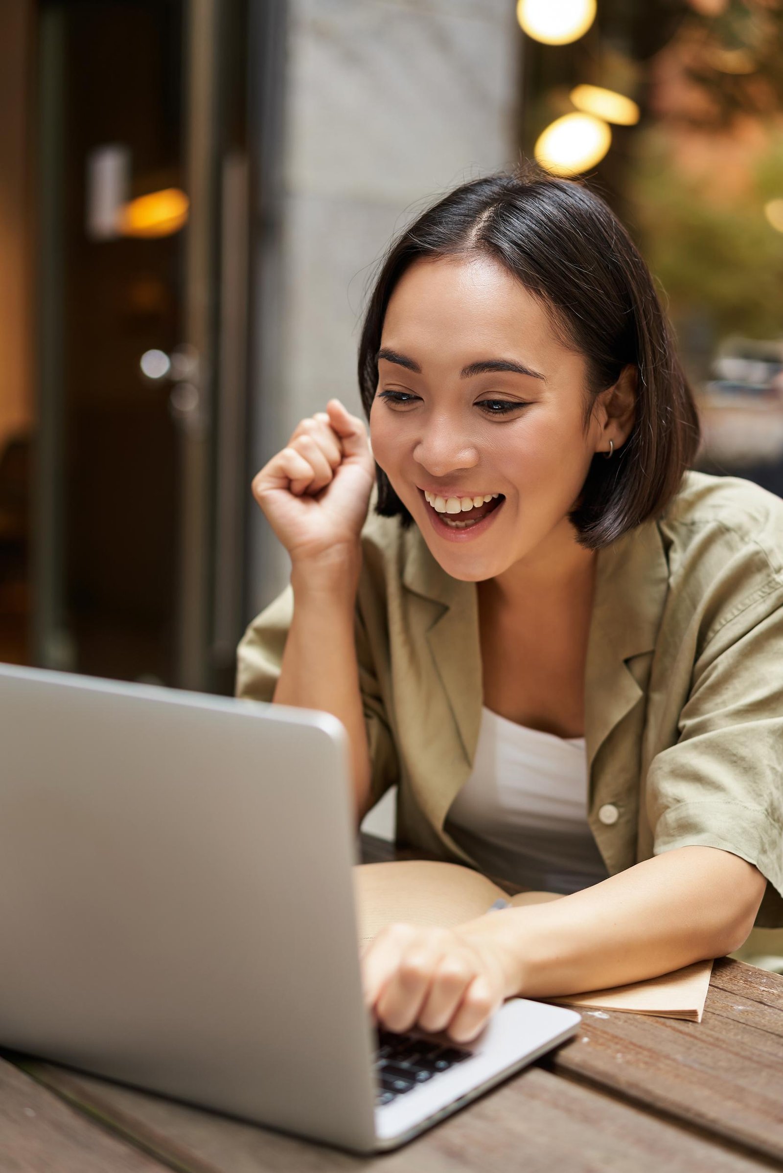 Profesional creativo mirando hacia el futuro con optimismo