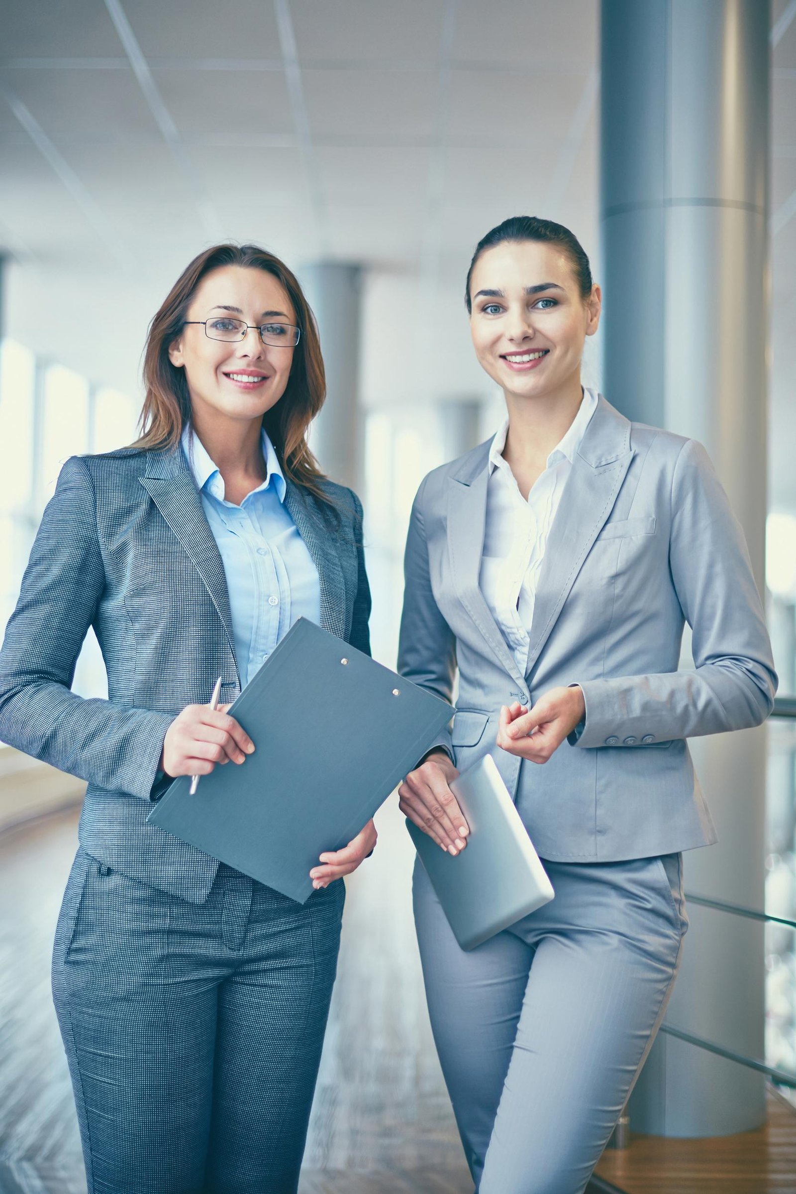 Líder de equipo discutiendo estrategia con su grupo