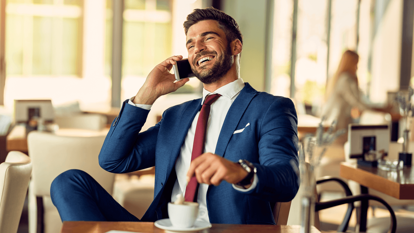 Equipo de profesionales colaborando en una oficina moderna