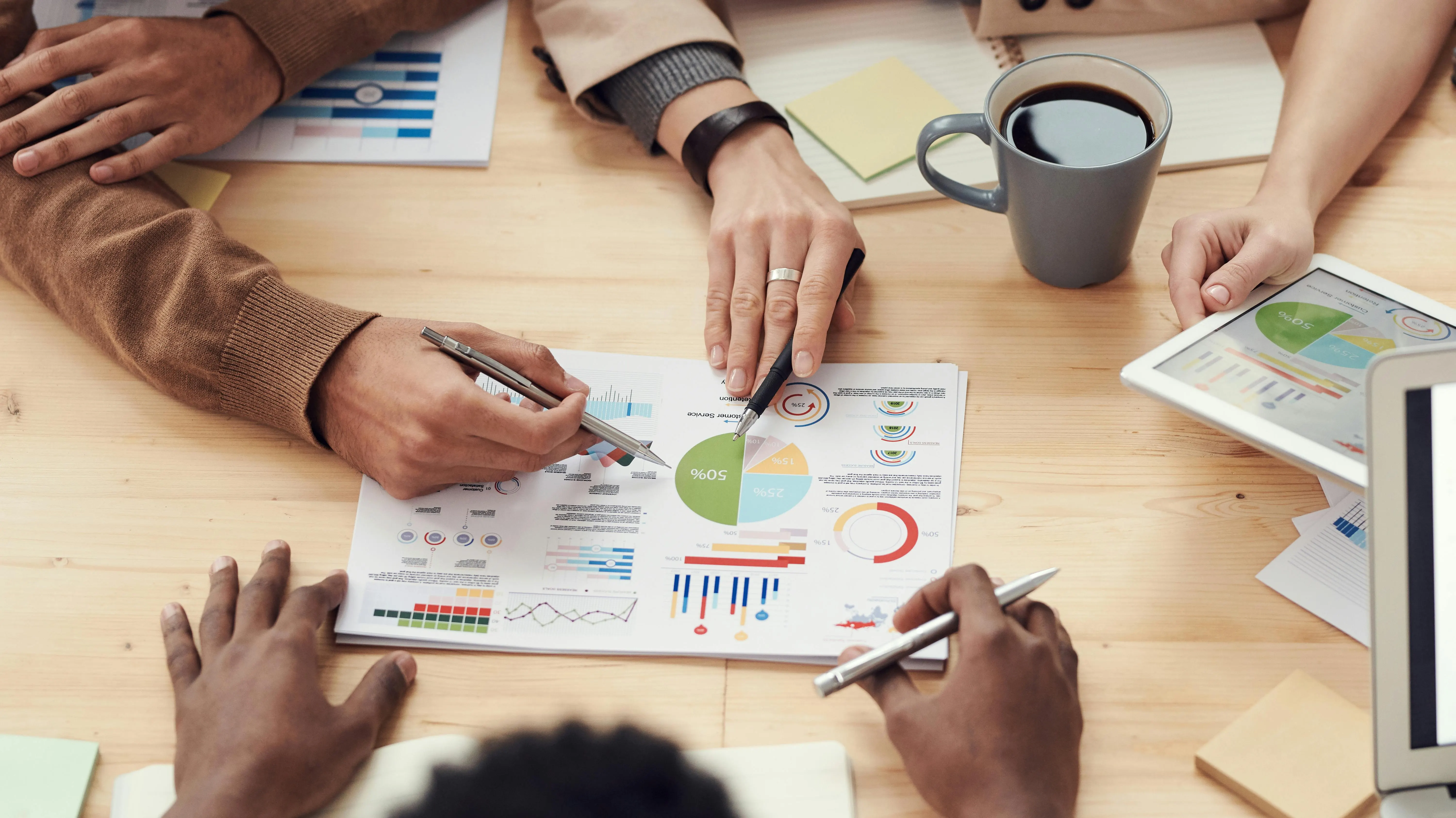 Planificación Estratégica de Talento Un equipo de estrategia discutiendo un diagrama de flujo de procesos de reclutamiento en una pizarra blanca, simbolizando la planificación y la optimización.