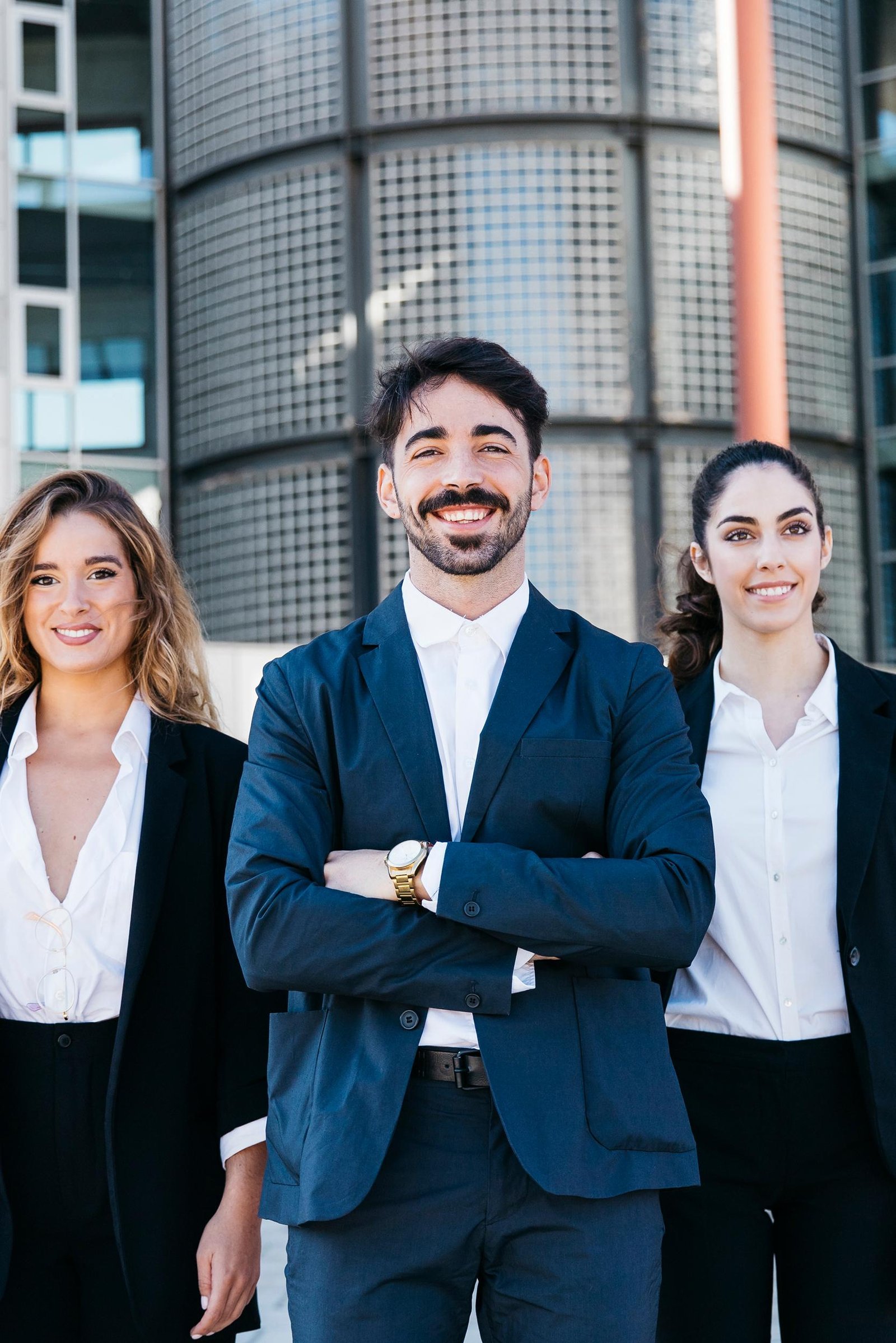 Grupo de personas sonrriendo generando confianza